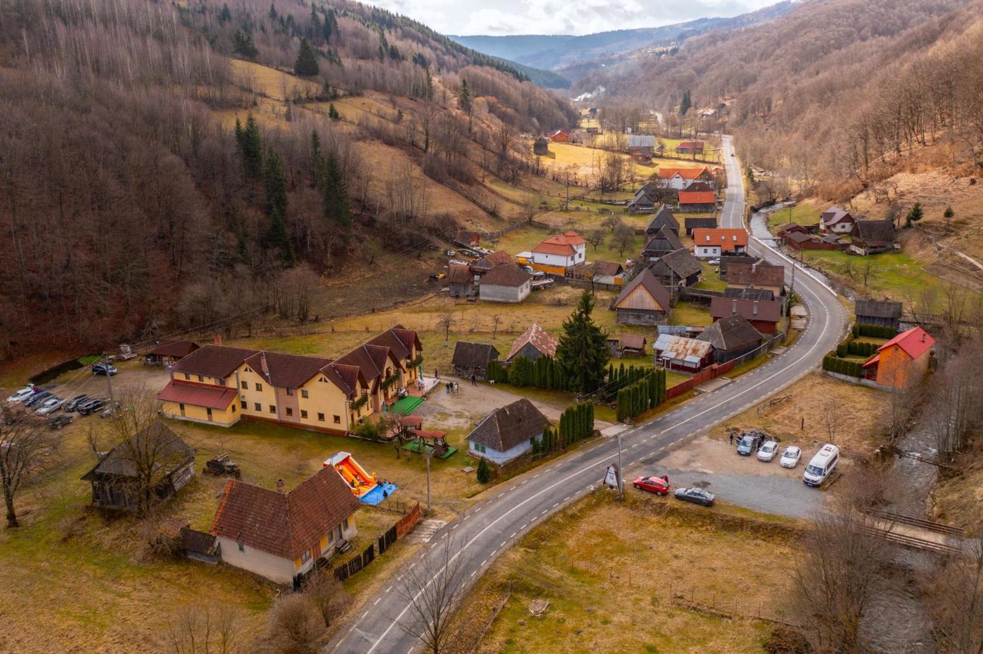 Green Mountain Resort Scrind-Frăsinet エクステリア 写真